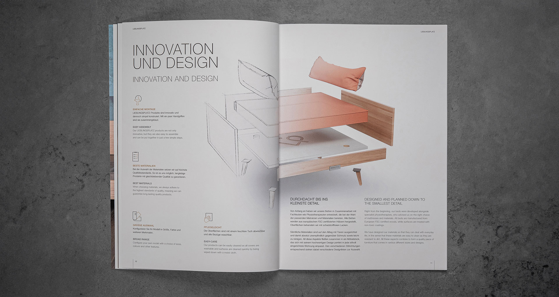 Offenes Magazinlayout, das Innovation und Design eines Bettes präsentiert, mit Text auf der linken Seite und einer technischen Zeichnung sowie einem Foto des Bettes auf der rechten Seite.
